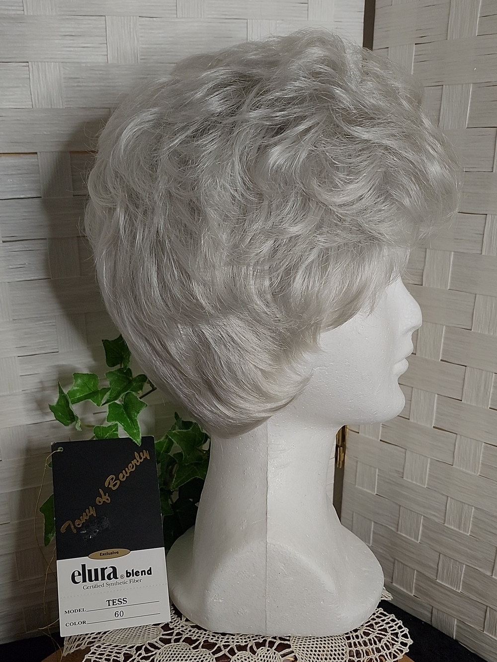 👉*NWT* TESS BY TONY OF BEVERLY ~#60 NATURAL WHITE ~BANGS, SHORT LAYER, EASYCARE